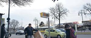 Willkommen in der Einflugschneise. Kurt-Schumacher-Platz, nahe dem Flughafen Tegel.