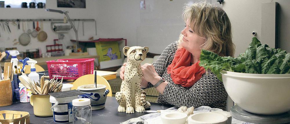 Ein Traum wird wahr. In der Reha-Klinik entdeckte Britta Bohne das Töpfern. Mittlerweile teilt sie ihre Leidenschaft mit anderen – im Keller ihres Eigenheimes bietet sie Kurse an.