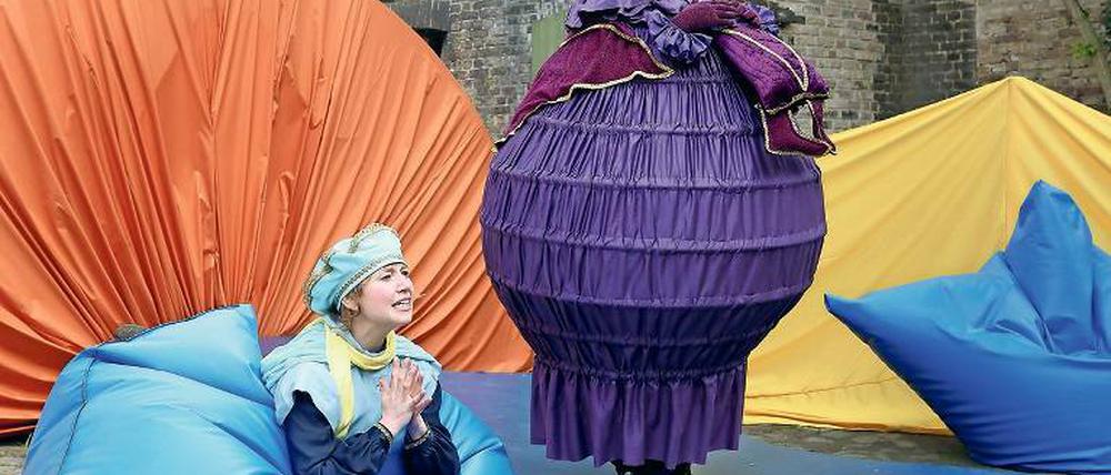 Satte Farben, satte Spiellust. Der Kleine Prinz, gespielt von Clara Schoeller, will nicht nach der Pfeife des eitlen Königs (Michael Gerlinger) tanzen.