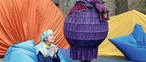 Satte Farben, satte Spiellust. Der Kleine Prinz, gespielt von Clara Schoeller, will nicht nach der Pfeife des eitlen Königs (Michael Gerlinger) tanzen.