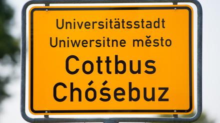 Der Cottbuser Oberbürgermeister Holger Kelch (CDU) über den Vermummten: "In dieser Situation die Cottbuserinnen und Cottbuser und Gäste der Stadt derart in Angst und Schrecken zu versetzen, ist nicht hinnehmbar."