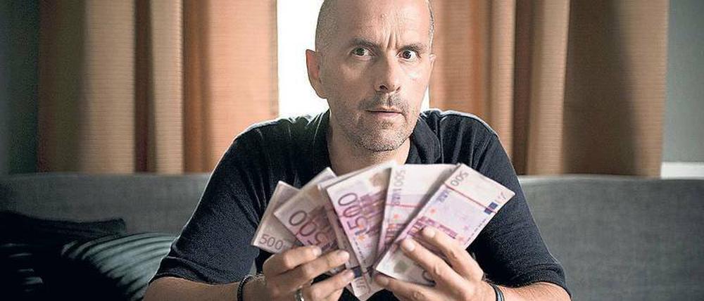Geldsegen. Der Bewährungshelfer Benno (Christoph Maria Herbst) kann sein Glück nicht fassen, das er plötzlich in seinen Händen hält.