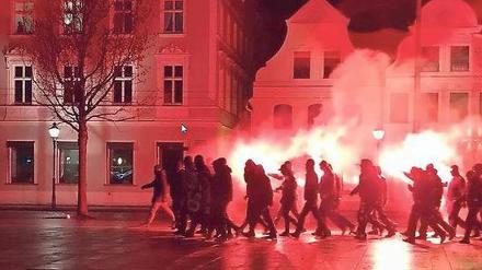 Gruselig. Rechtsextreme zogen im Januar durch Cottbus. Seitdem wurde eine Ermittlungsgruppe auf das kriminelle Netzwerk angesetzt.