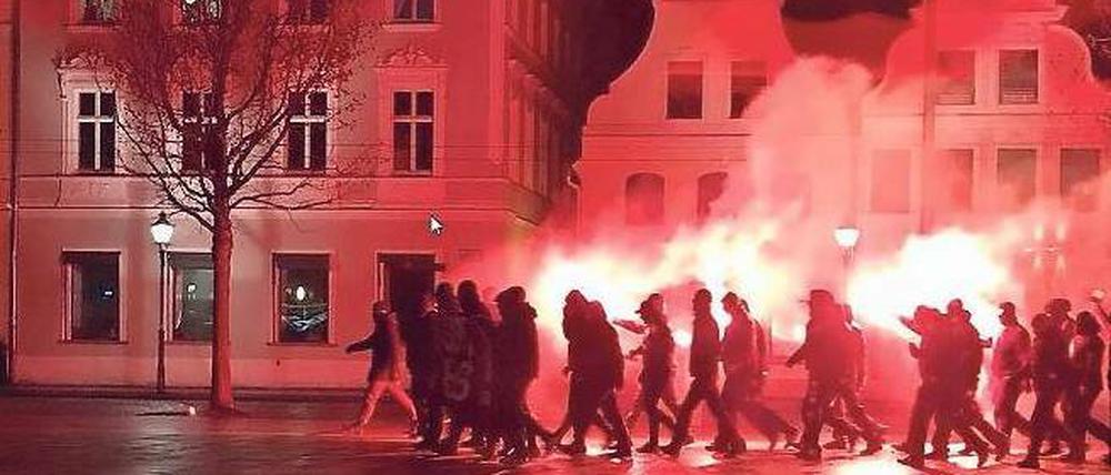 Gruselig. Rechtsextreme zogen im Januar durch Cottbus. Seitdem wurde eine Ermittlungsgruppe auf das kriminelle Netzwerk angesetzt.