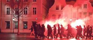 Gruselig. Rechtsextreme zogen im Januar durch Cottbus. Seitdem wurde eine Ermittlungsgruppe auf das kriminelle Netzwerk angesetzt.