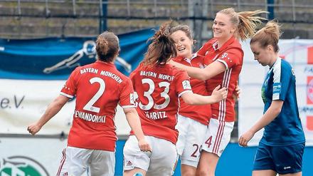 Die einen freut’s. Mit hängendem Kopf erträgt Turbine-Spielerin Jennifer Cramder (r.) den Jubel der Bayern-Spielerinnen nach deren 2:0-Führung. Diese Szenerie wiederholte sich am gestrigen Sonntag gleich viermal.