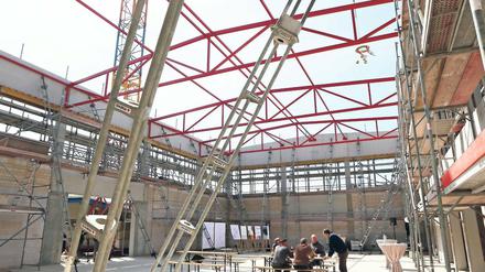 Verschnaufpause. Richtfest für die Erweiterung der Motorsporthalle.