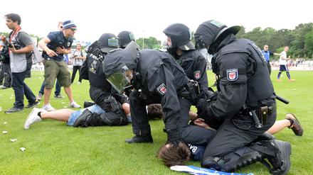 Fragwürdig. Es gab und gibt viel Kritik am harten Vorgehen der Polizei gegen die SVB-Fans.