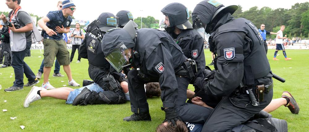 Fragwürdig. Es gab und gibt viel Kritik am harten Vorgehen der Polizei gegen die SVB-Fans.