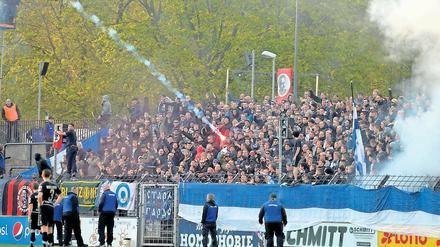 Beim Spiel zwischen Babelsberg und Cottbus wurde Pyrotechnik in die SVB-Kurve geschossen.