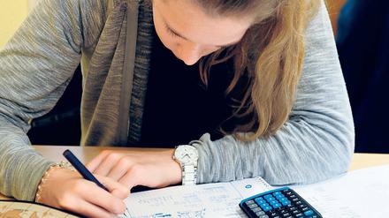 Wenn der Taschenrechner wenig hilft. Natürliche Logarithmen sind von einigen Schülern nicht behandelt worden. Thema im Abi waren sie trotzdem.