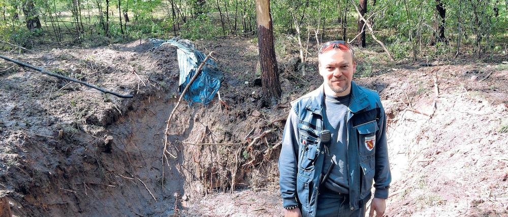 Mehrere Meter tief ist das Loch, das die von Mike Schwitzke ausgelöste Explosion in den Waldboden gerissen hat.