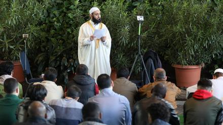 Predigt. Das Freitagsgebet der Potsdamer Muslime findet in der Orangerie der Biosphäre statt.