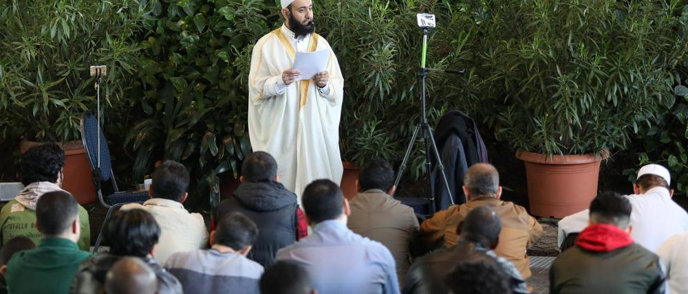 Predigt. Das Freitagsgebet der Potsdamer Muslime findet in der Orangerie der Biosphäre statt.