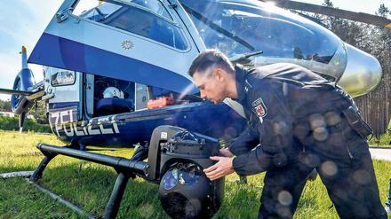 Fliegendes Auge. Über ein spezielles Kamerasystem hatte die Polizei am Donnerstag vom Hubschrauber aus Drängler auf der Autobahn 12 im Blick.