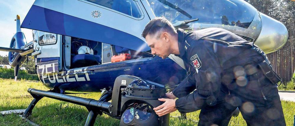 Fliegendes Auge. Über ein spezielles Kamerasystem hatte die Polizei am Donnerstag vom Hubschrauber aus Drängler auf der Autobahn 12 im Blick.
