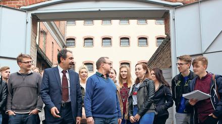 Von Flucht und Haft. Die beiden Zeitzeugen Kheder Abdulkarim (2.v.l.) und Peter Bieber (3.v.l.) berichteten Schülern in der Gedenkstätte Lindenstraße 54 über ihr Leid während Haft und Flucht. Bieber entkam 1970 aus der DDR, Abdulkarim war sechs Jahre in Syrien inhaftiert.