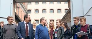 Von Flucht und Haft. Die beiden Zeitzeugen Kheder Abdulkarim (2.v.l.) und Peter Bieber (3.v.l.) berichteten Schülern in der Gedenkstätte Lindenstraße 54 über ihr Leid während Haft und Flucht. Bieber entkam 1970 aus der DDR, Abdulkarim war sechs Jahre in Syrien inhaftiert.