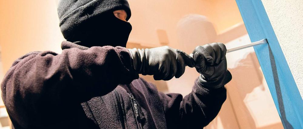 Einfach aufgehebelt. Einbrecher kommen in den Speckgürtel-Gemeinden oft tagsüber, die Hälfte der Taten wird zwischen 6 und 21 Uhr begangen.