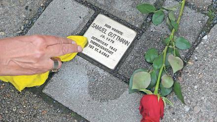 Tätiges Gedenken. Potsdamer SPD-Mitglieder putzten die 30 Stolpersteine.