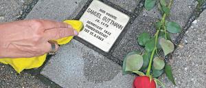 Tätiges Gedenken. Potsdamer SPD-Mitglieder putzten die 30 Stolpersteine.