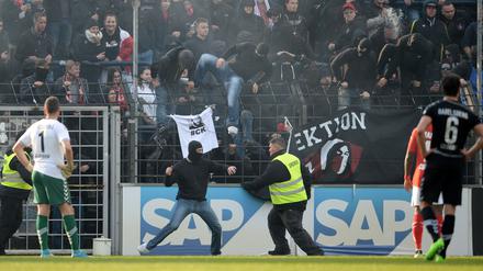 Beim Spiel des FC Energie Cottbus gegen den SV Babelsberg 03 Ende April versuchten rechtsextreme Cottbus-Fans einen Platzsturm.