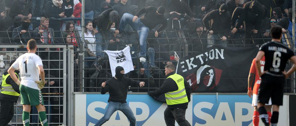 Beim Spiel des FC Energie Cottbus gegen den SV Babelsberg 03 Ende April versuchten rechtsextreme Cottbus-Fans einen Platzsturm.