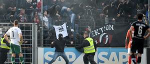 Beim Spiel des FC Energie Cottbus gegen den SV Babelsberg 03 Ende April versuchten rechtsextreme Cottbus-Fans einen Platzsturm.