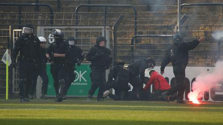 Nach einem Platzsturm durch Cottbuser Fans musste die Polizei mit aller Härte vorgehen.