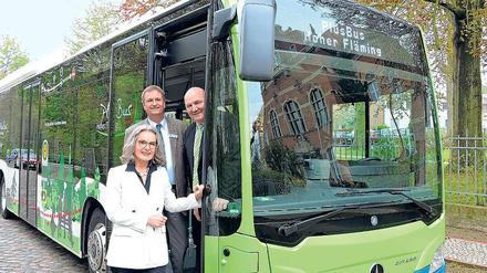 Busbegeistert. Susanne Henckel, Christian Stein und Hans-Jürgen Hennig.