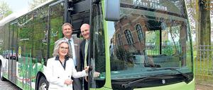 Busbegeistert. Susanne Henckel, Christian Stein und Hans-Jürgen Hennig.