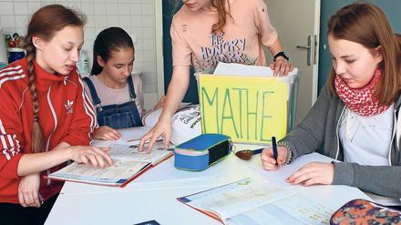 Gut erklärt. Die Zwölftklässlerin Lara Niedermeyer (2. v.r.) hilft den Siebtklässlerinnen Charis, Nina und Enya im Mathecafé der Mädchenzukunftswerkstatt bei der Klausurvorbereitung.