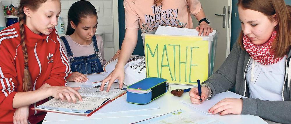 Gut erklärt. Die Zwölftklässlerin Lara Niedermeyer (2. v.r.) hilft den Siebtklässlerinnen Charis, Nina und Enya im Mathecafé der Mädchenzukunftswerkstatt bei der Klausurvorbereitung.