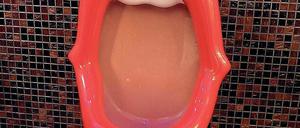 Umstritten. Diese wie ein Frauenmund mit roten Lippen geformten Pissoirs, die im vor der Eröffnung stehenden Potsdamer Klub „Pirschheide“ hängen, haben eine heftige Debatte ausgelöst. Inzwischen wird bereits bundesweit über den Pissoir-Streit berichtet.