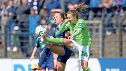 Einen Tick besser. Turbine und Wolfsburg lieferten sich ein unterhaltsames Duell – hier kämpfen Potsdams Lia Wälti (l.) und Caroline Hansen um den Ball. Letztlich gewannen die Gäste, weil sie im Stile eines absoluten Spitzenteams gefestigter auftraten.