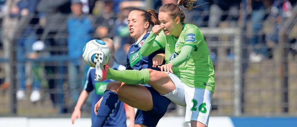Einen Tick besser. Turbine und Wolfsburg lieferten sich ein unterhaltsames Duell – hier kämpfen Potsdams Lia Wälti (l.) und Caroline Hansen um den Ball. Letztlich gewannen die Gäste, weil sie im Stile eines absoluten Spitzenteams gefestigter auftraten.