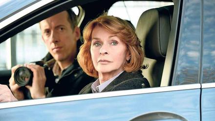 Verlorene Sicherheit. Eva (Senta Berger) und Langner (Rudolf Krause) observieren die Moschee.