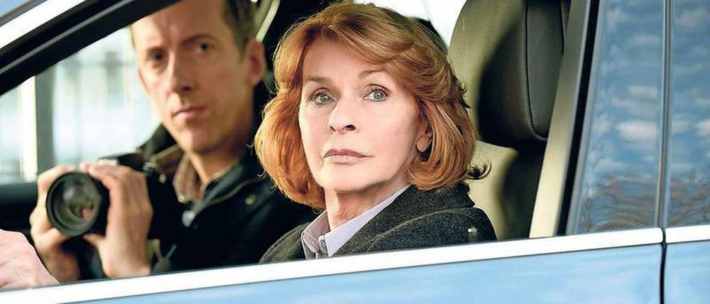 Verlorene Sicherheit. Eva (Senta Berger) und Langner (Rudolf Krause) observieren die Moschee.