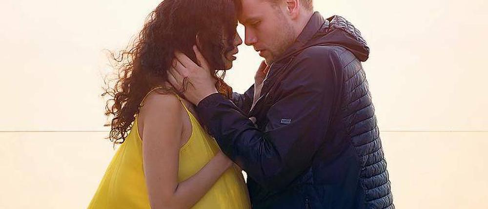 Berliner liebt Inderin: Wolfgang (Max Riemelt) und Kala (Tena Desae).