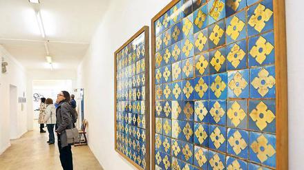 Nicht nur Kunst, auch Ambiente kann schön sein. Künstlerin Micky Focke (2.v.l.) zeigt ihre Bilder in einem beeindruckenden Altbau: Hohe, weite, helle Räume, in denen die mittelformatigen Kunstwerke eng an eng hängen. Sie lud wie 150 weitere Künstler zum Tag der offenen Ateliers ein.