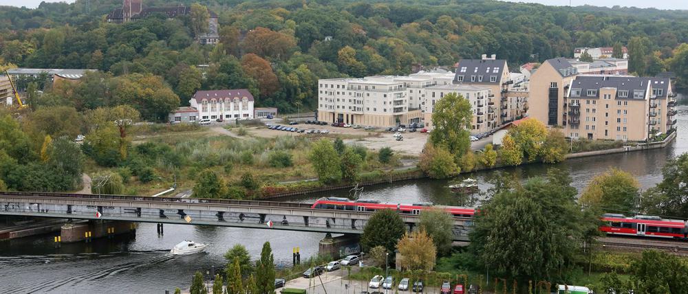 Uferweg. Am Wasser kann man derzeit nicht in die Speicherstadt gelangen.