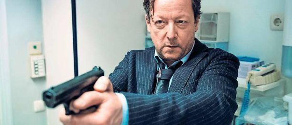 Trifft im Heim auf sein Alter Ego: Hanns von Meuffels (Matthias Brandt).