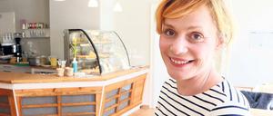 Testen, was der Kiez braucht. Die Potsdamerin Lena Mauer übernimmt die traditionsreiche Theaterklause. Ab sofort gibt es hier leichte Kost mit französischem Einschlag. Ein bisschen Historie blieb erhalten, im Tresen wurden die Holztüren der einstigen Hans-Otto-Betriebskantine verbaut.