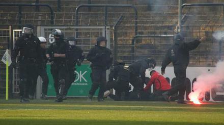 Chaos im "Karli". Beim Regionalligaderby kam es zu schweren Ausschreitungen - die Polizei musste einschreiten.