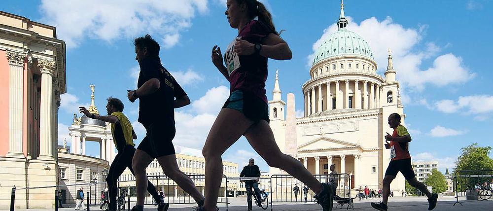 Schön gelaufen. Tolle Kulisse, perfektes Laufwetter, super Stimmung. Der Potsdamer Drittelmarathon gehört zu den schönsten Läufen Deutschlands. Der Alte Markt mit Stadtschloss und Palais Barberini zieren den Wegesrand.