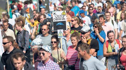 Pack die Aluhüte ein. In Berlin demonstrieren regelmäßig Anhänger von Verschwörunsgtheorien. Ende Juni gibt es auf dem früheren Militärflugplatz in Niedergörsdorf ein Festival, zu dem sich auch Vertreter der Chemtrail-Theorie angesagt haben.
