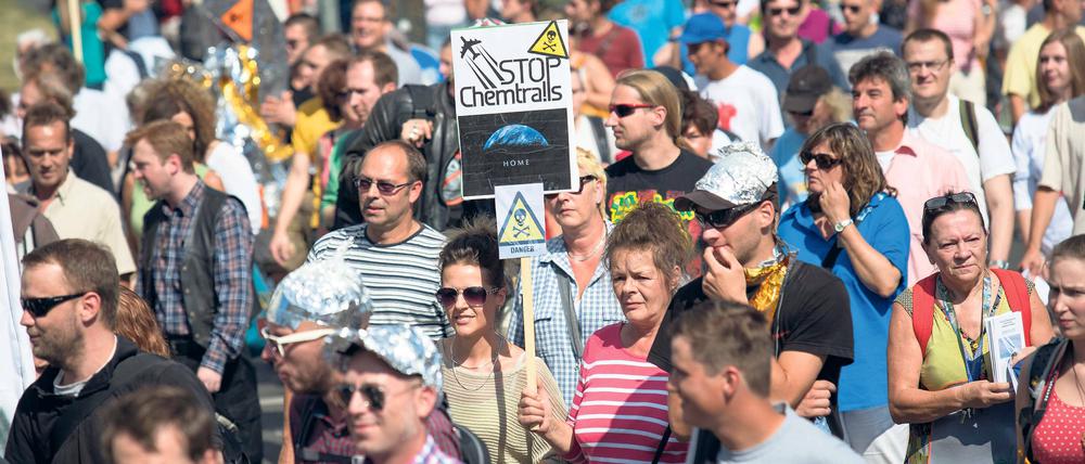 Pack die Aluhüte ein. In Berlin demonstrieren regelmäßig Anhänger von Verschwörunsgtheorien. Ende Juni gibt es auf dem früheren Militärflugplatz in Niedergörsdorf ein Festival, zu dem sich auch Vertreter der Chemtrail-Theorie angesagt haben.