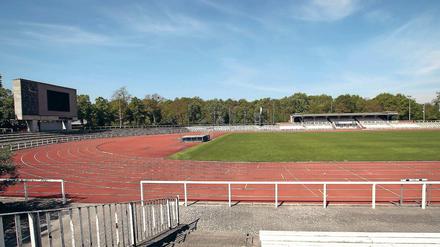 Löchriger Belag, bröckelnder Unterbau. Vor allem die Laufbahn des Stadions Luftschiffhafen macht große Probleme. In der Sportstätte trainieren unter anderem die Leichtathleten vom Bundesstützpunkt und die Bundesliga-Fußballerinnen von Turbine Potsdam. Auch viele Breitensportler sind dort aktiv.