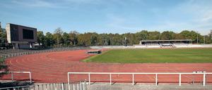 Löchriger Belag, bröckelnder Unterbau. Vor allem die Laufbahn des Stadions Luftschiffhafen macht große Probleme. In der Sportstätte trainieren unter anderem die Leichtathleten vom Bundesstützpunkt und die Bundesliga-Fußballerinnen von Turbine Potsdam. Auch viele Breitensportler sind dort aktiv.