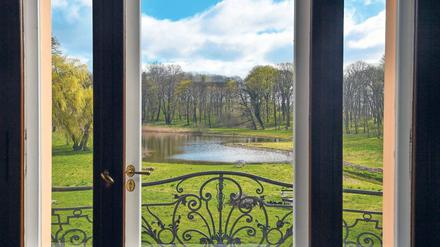 Den Blick öffnen. Die Aussicht ermöglicht es zumindest, wie hier aus einem Fenster des Vereins Schloss Trebnitz Bildungs- und Begegnungszentrum. Es ist eine Bildungsstätte mit politisch-kulturellem Profil und dem Schwerpunkt auf internationalen Austausch- und Beteiligungsprojekten in der deutsch-polnischen Grenzregion.